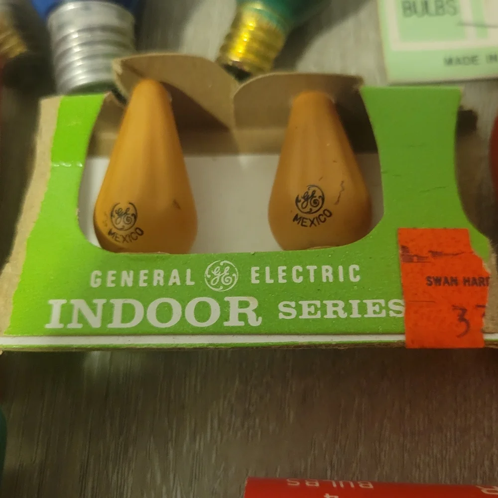 Variety of 27 vintage light bulbs some in origional packaging